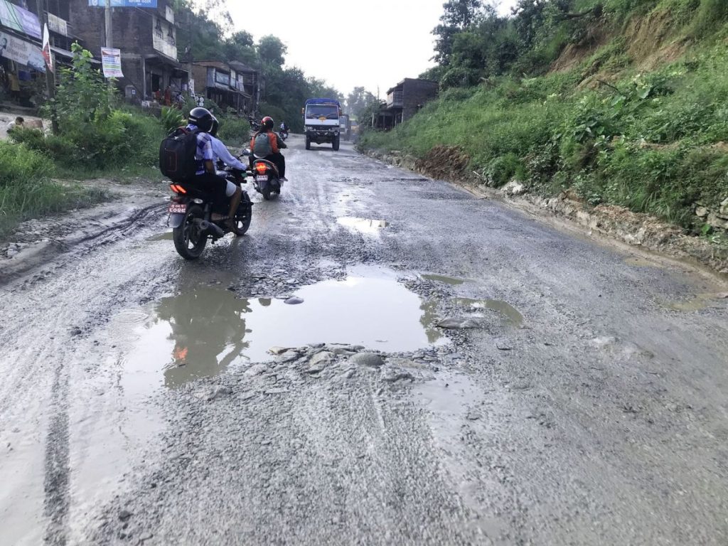 दमौली सडक खण्डमा खाल्डाखुल्डीले दुर्घटनाको जोखिम, बिरामीलाई सास्ती