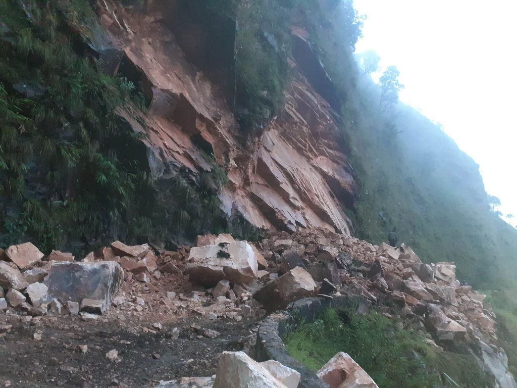 भालुपहाडमा पहिरो, सिद्धार्थ राजमार्ग ७ घण्टादेखि अबरुद्ध