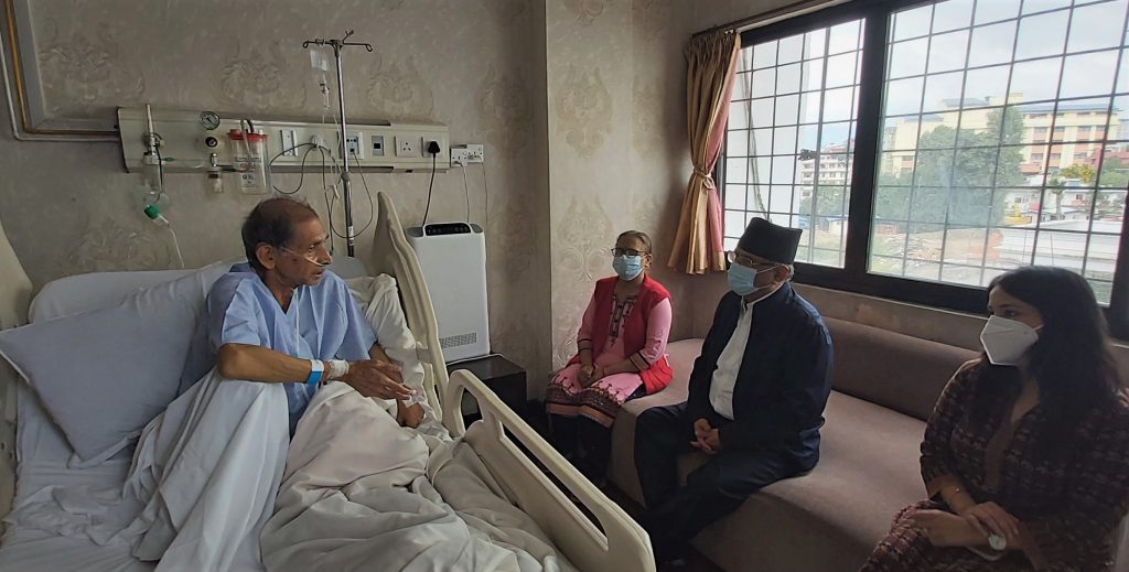 अस्पताल पुगी प्रचण्डले भेटे वैद्यलाई