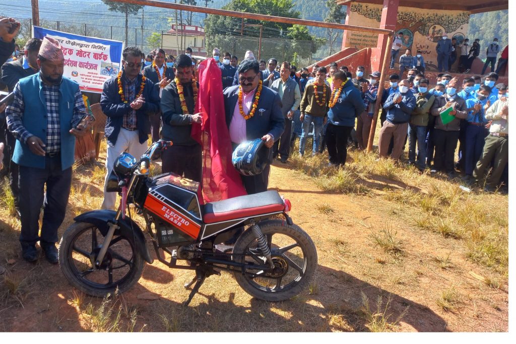 कक्षा १२ का विद्यार्थीले बनाए ब्याक गियरसहितको इलेक्ट्रिक बाइक