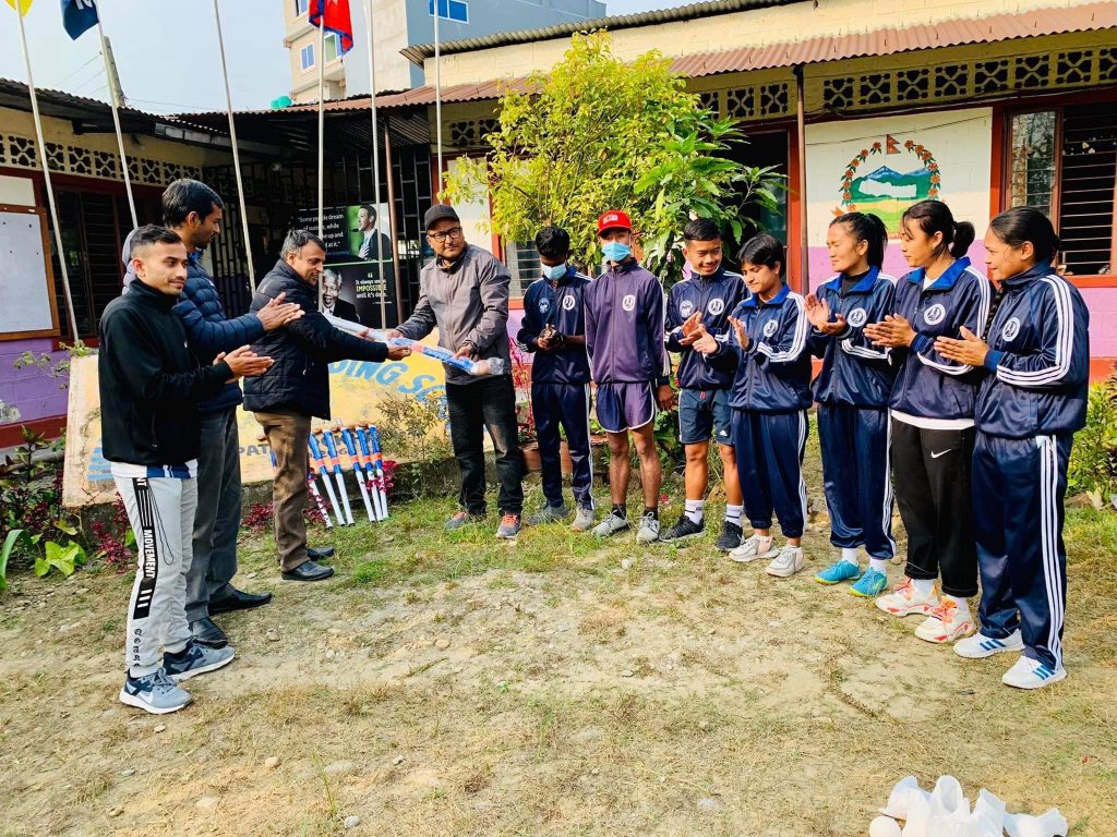 हक्की संघ कास्कीद्धारा हिमालय स्कुलमा हक्की ब्याट र बल हस्तान्तरण