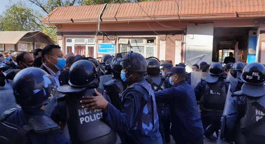 जबराको पक्षमा प्रर्दशनमा उत्रिएका करिब ५० जना पक्राउ