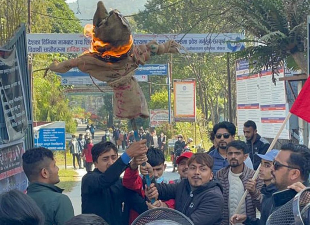 अनेरास्ववियुले पोखरामा जलायो प्रधानमन्त्रीको पुतला