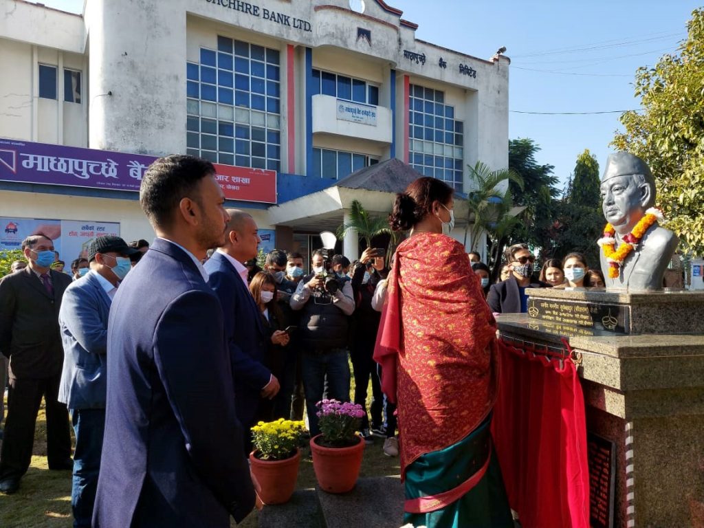 स्व. सूर्यबहादुर केसीको स्मृतिमा पोखरामा अर्धकदको शालिक