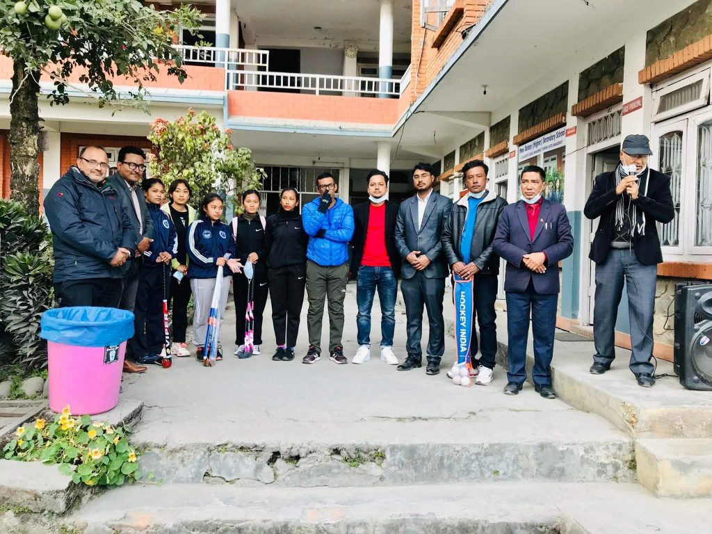 हक्की संघ कास्कीद्धारा हक्की स्टिक र बल वितरण