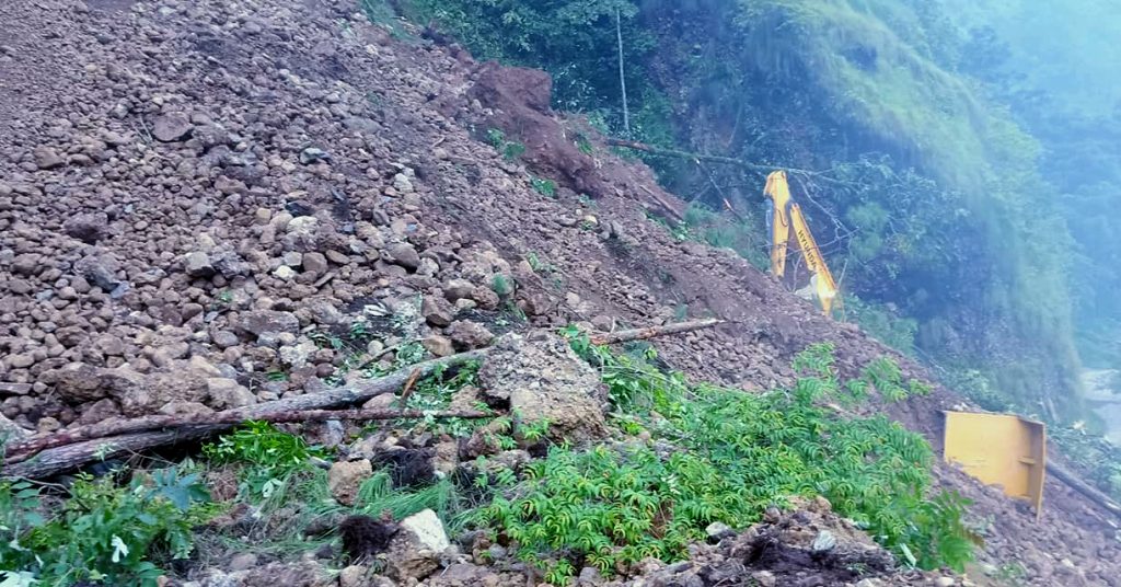 एक्कासी पहिरो खस्दा चालकसहित स्काभेटर पुरियो