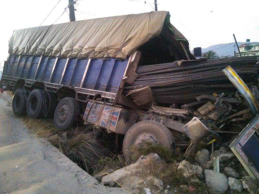 पोखरामा ट्रक नालीमा खस्दा चालक र सहचालकको मृत्यु