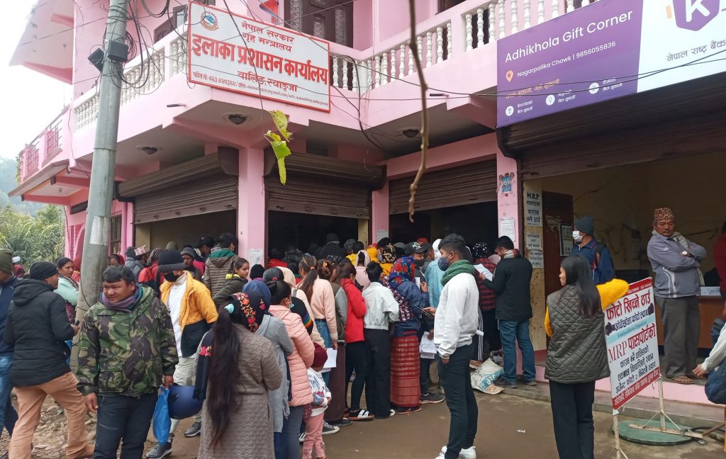 स्याङ्जाका प्रशासनमा सेवाग्राहीको थेग्न नसकिने भिड