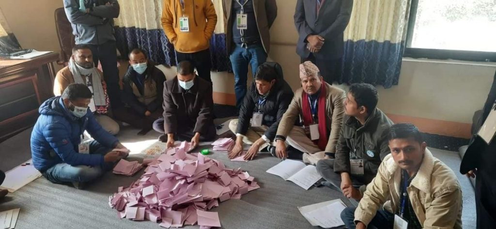 राति रोकिएको कांग्रेस केन्द्रीय सदस्य मतगणना केहीबेरमा: २२८९ मत गन्न बाँकी, हाल शीर्ष ३५ भित्र को को छन् ?