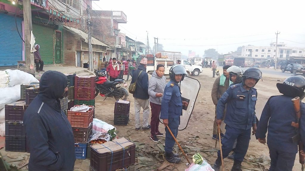 सिरहा निषेधाज्ञाः प्रहरीको ज्यादती, ‘सटर बन्द गर नत्र पक्रिन्छु भन्दै व्यापारीलाई चेतावनी’