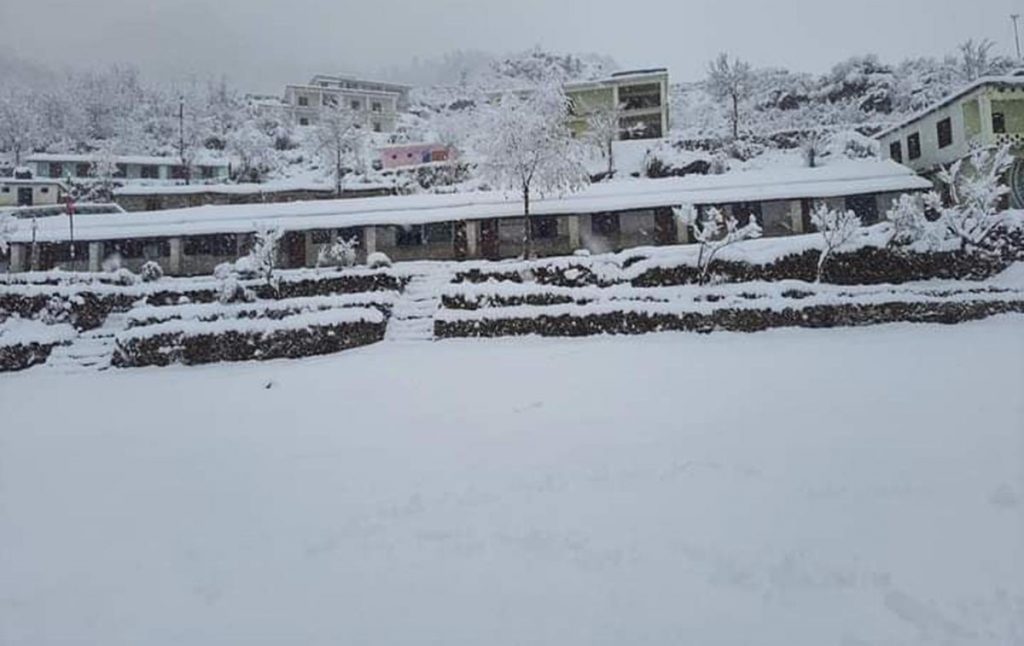 हिमाली भेगमा भारी हिमपातः धारामा पानी जम्यो, हिउँ पगालेर पानी पिउँदै स्थानीय