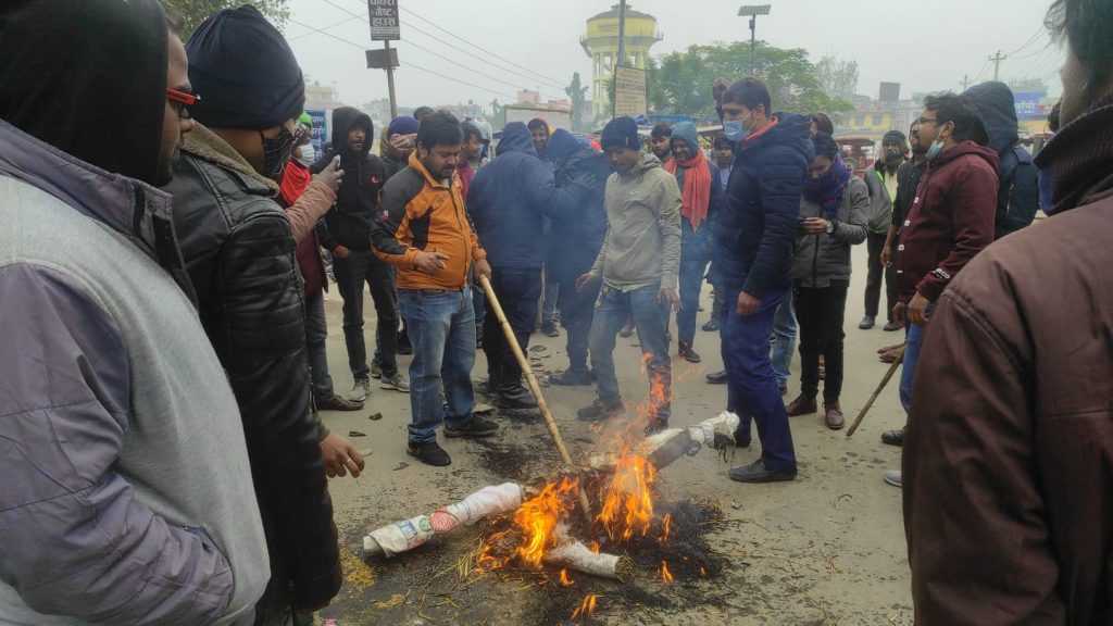प्रदेशको नाम मधेश राखेको भन्दै विरोध : असन्तुष्ट समुहले जलाए सांसदको पुत्ला