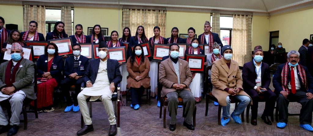 प्रधानमन्त्री देउवाद्धारा महिला भलिबल टोली सम्मानित