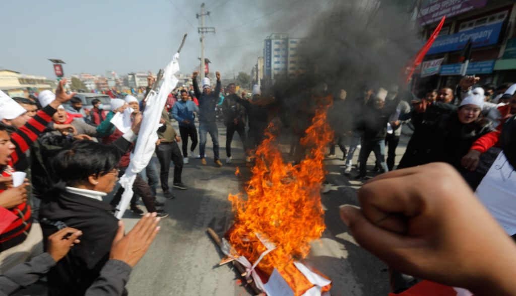 बानेश्वरमा प्रदर्शनकारीले गरे एमसीसीको ‘अन्त्येष्टि’