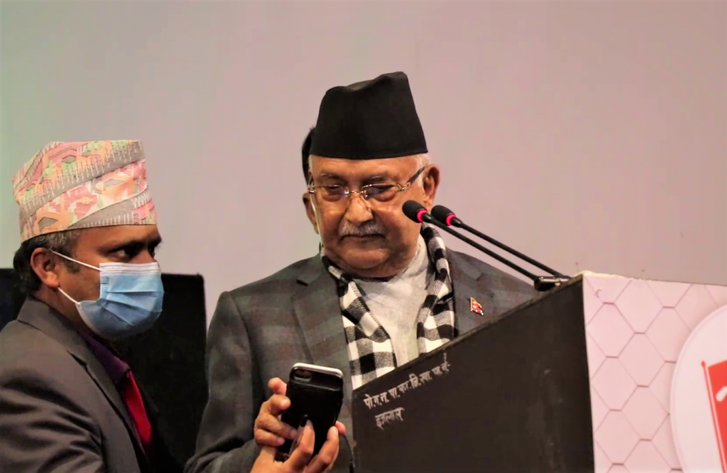 जव युवा नेता रस्मी आचार्यले मोवाइलमा अध्यक्ष ओलीलाई केही देखाए, अनि ……(भिडियोसहित)