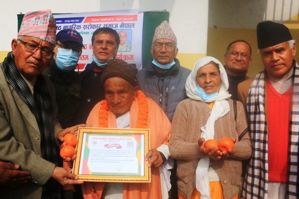 जेष्ठ नागरिक सरोकार समाजद्धारा शतायु पुगेका नागरिकलाई घरघरमै पुगि सम्मान