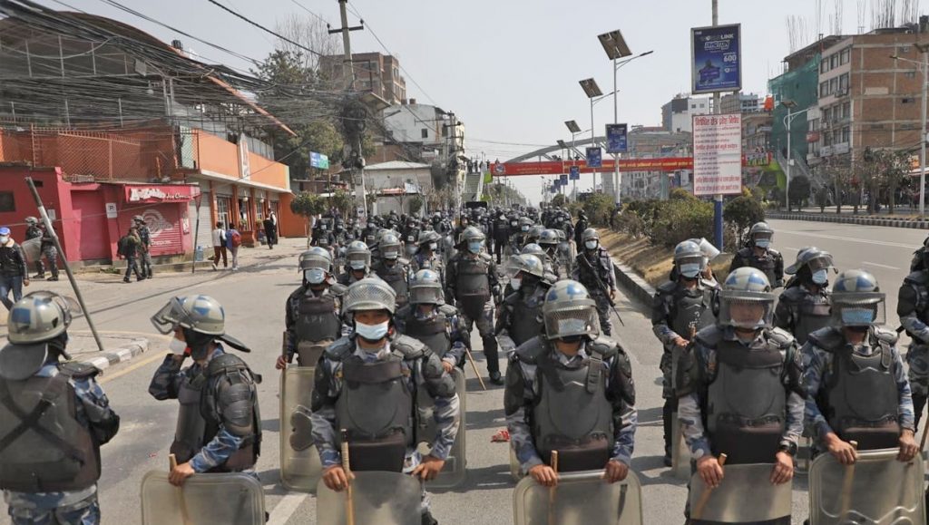 संसद भवन घेराउ गर्दै प्रर्दशनकारी: पानीको फोहोरा हान्ने गाडीसहित सशस्त्र प्रहरी‘स्ट्याण्ड बाई’