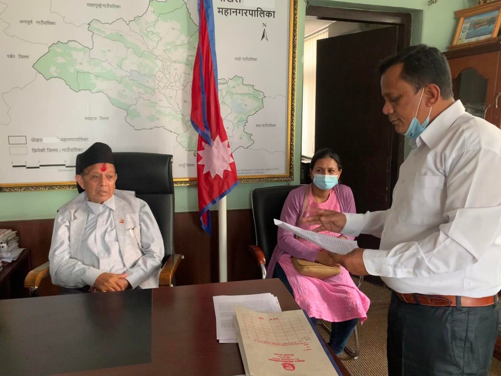 सेती नदी तिरभिर संरक्षण समूहले महानगर प्रमुखलाई बुझायो ज्ञापनपत्र