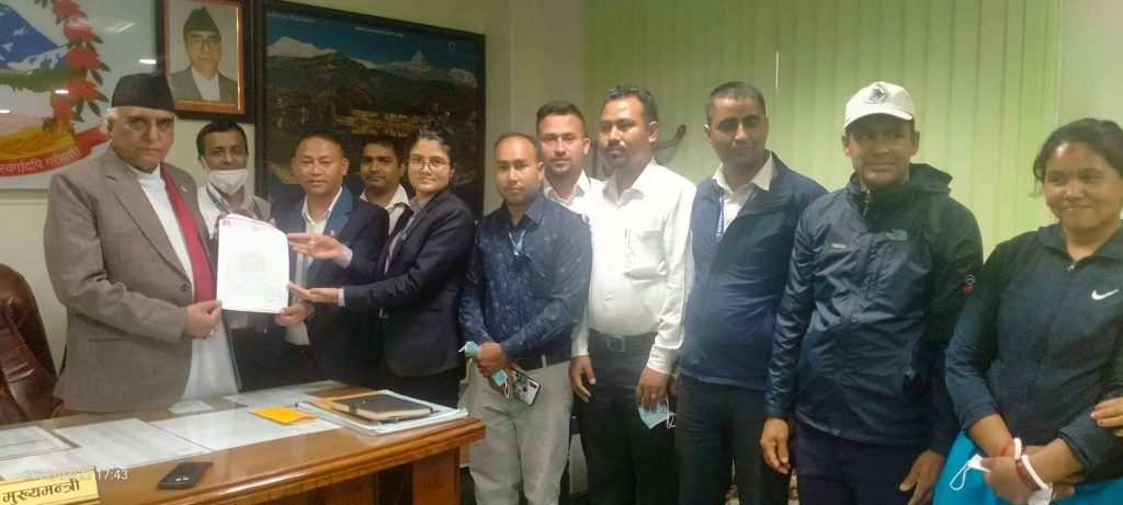 कर्मचारी संघद्धारा महंगी भत्ता र अन्य सेवा सुविधा माग गदैँ मुख्यमन्त्री पोखरेलाई ज्ञापन पत्र