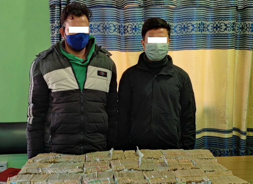 डेढ करोड रकम सहित दुई हुण्डी कारोबारी पक्राउ