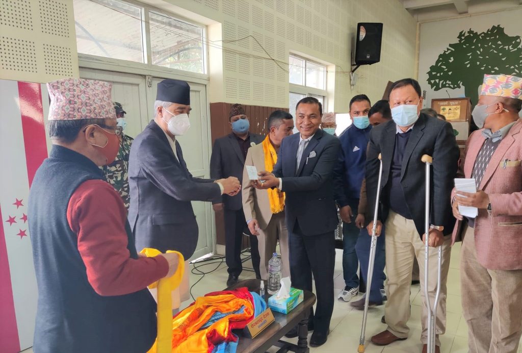 एमालेबाट निर्वाचित गाउँपालिका अध्यक्ष सहितका नेता कांग्रेस प्रवेश