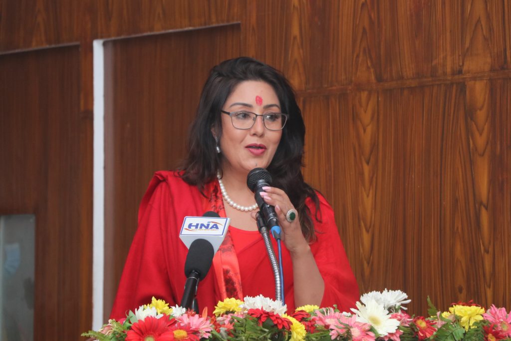 एमाले प्रवेश गर्दै करिश्माले भनिन् ‘ओलीको भाषण सुनेर थाक्दिन’