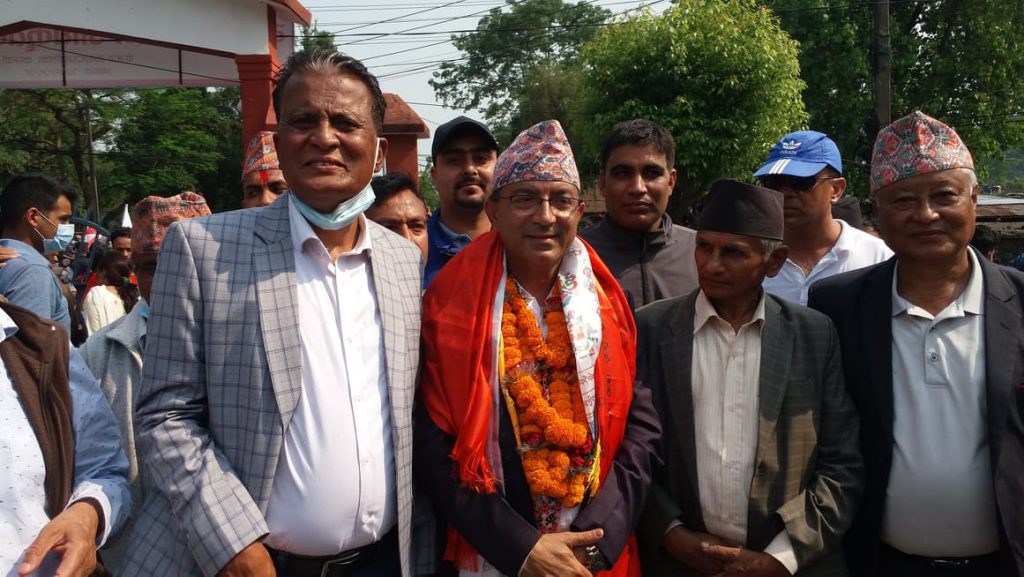 गठबन्धनबाट पोखराको मेयरमा नेकपा एसका धनराज आचार्यले गरे उम्मेदवारी दर्ता