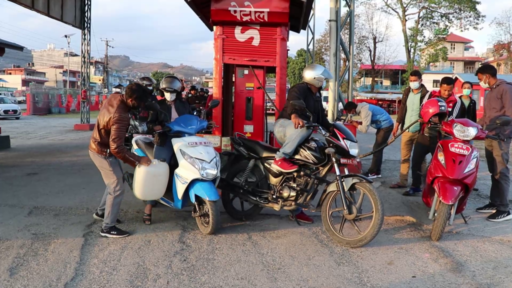 सरकारले डिजेलमा २९ रुपैयाँ र पेट्रोलमा २० रुपैयाँ कर घटायो