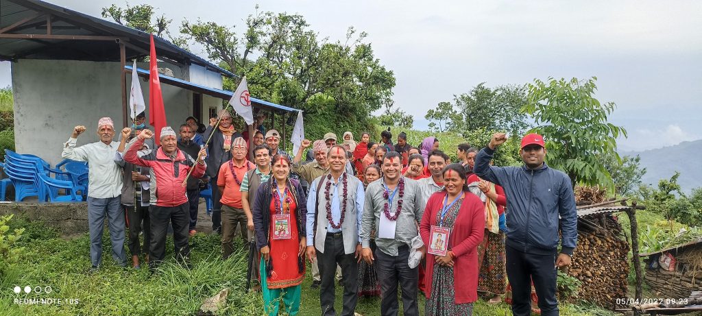 पोखरा–२८ मा माओवादी केन्द्रका उम्मेदवार मतदाताको घरघरमा