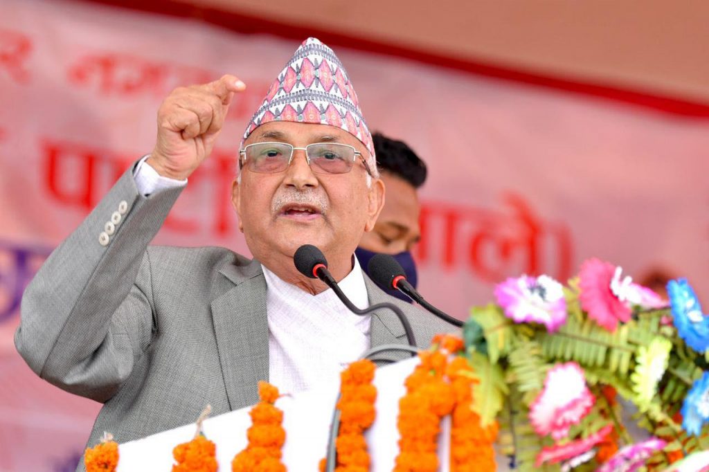 चार ओटा आमसभालाई सम्बोधन गर्दै एमाले अध्यक्ष ओली