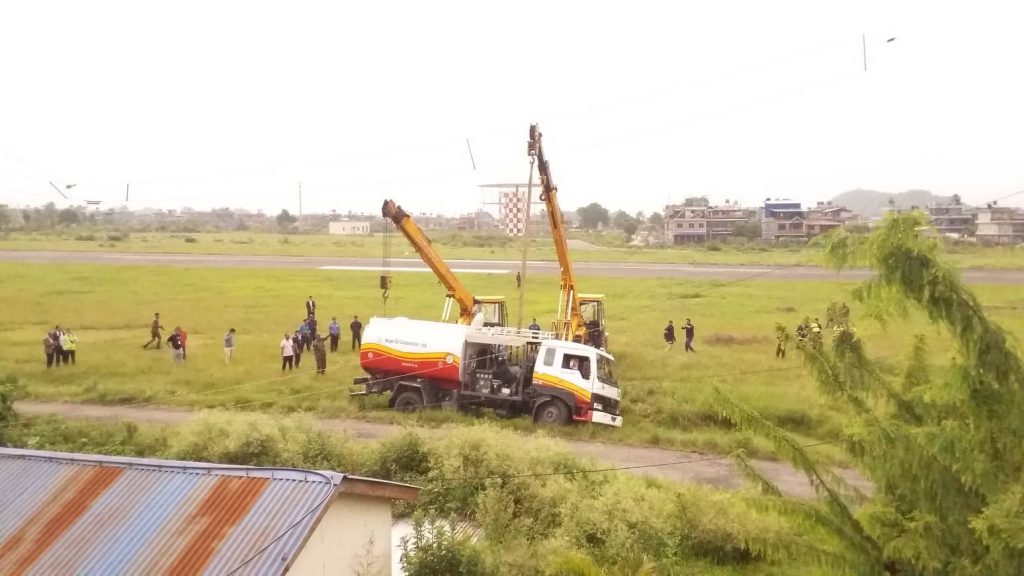 ट्यांकर पल्टिँदा पोखरा विमानस्थलमा उडान अवतरण बन्द