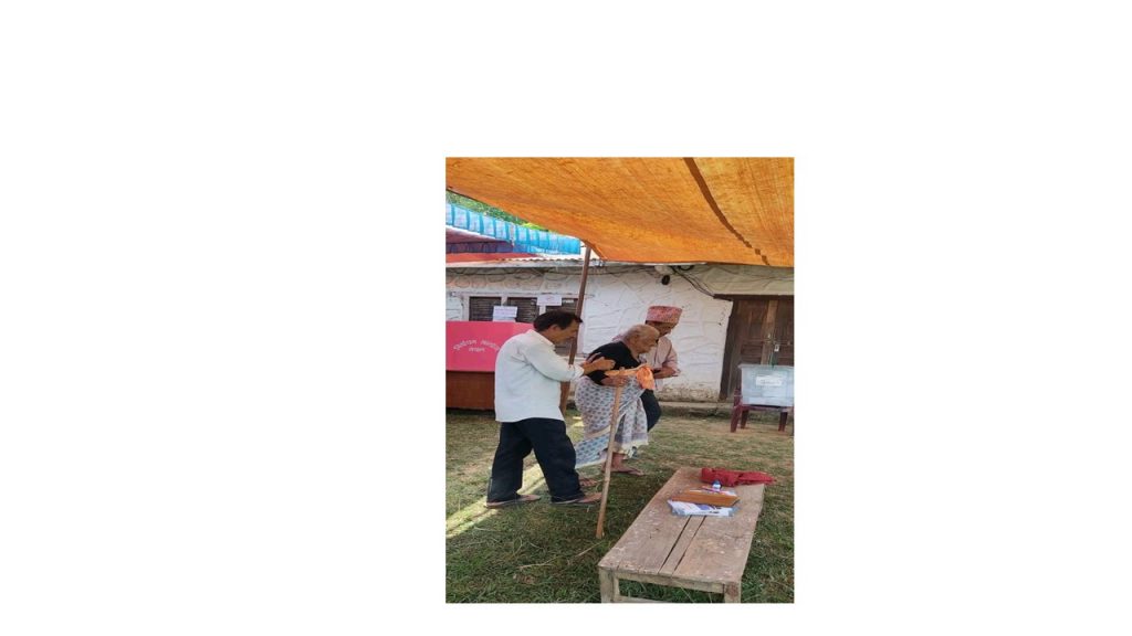 तनहुँमा ११३ वर्षीय बृद्धाले गरिन् मतदान