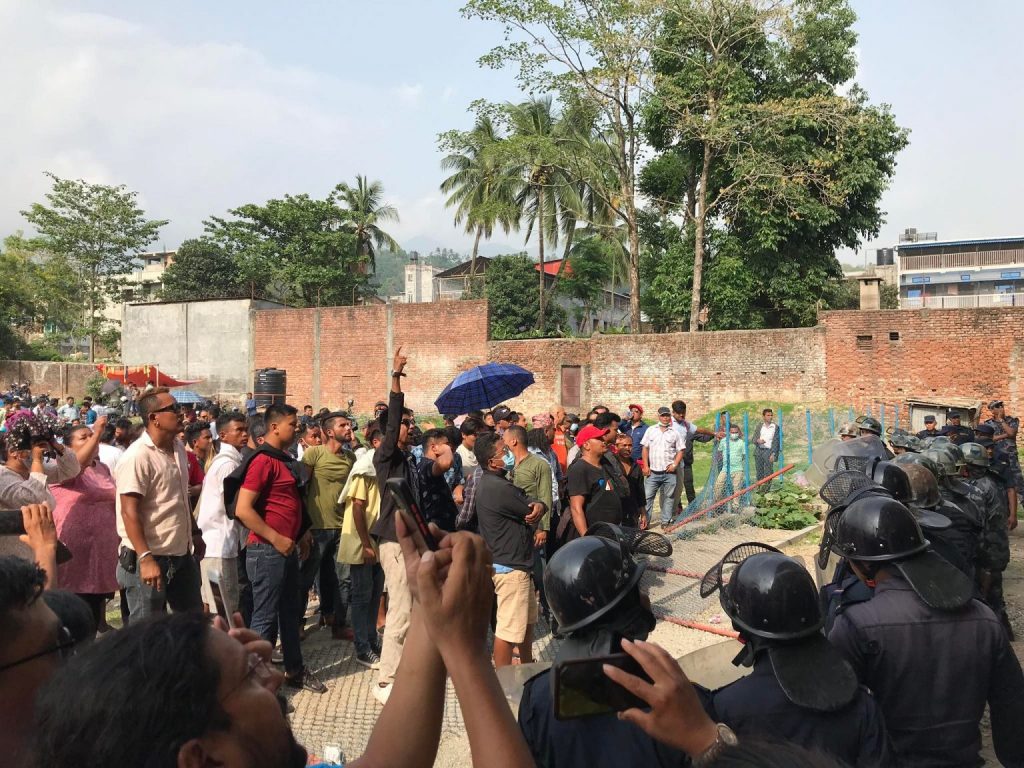 माओवादी कार्यकर्ताद्धारा मतगणना स्थलनमा तोडफोड : धरानमा मतगणना रोकियो