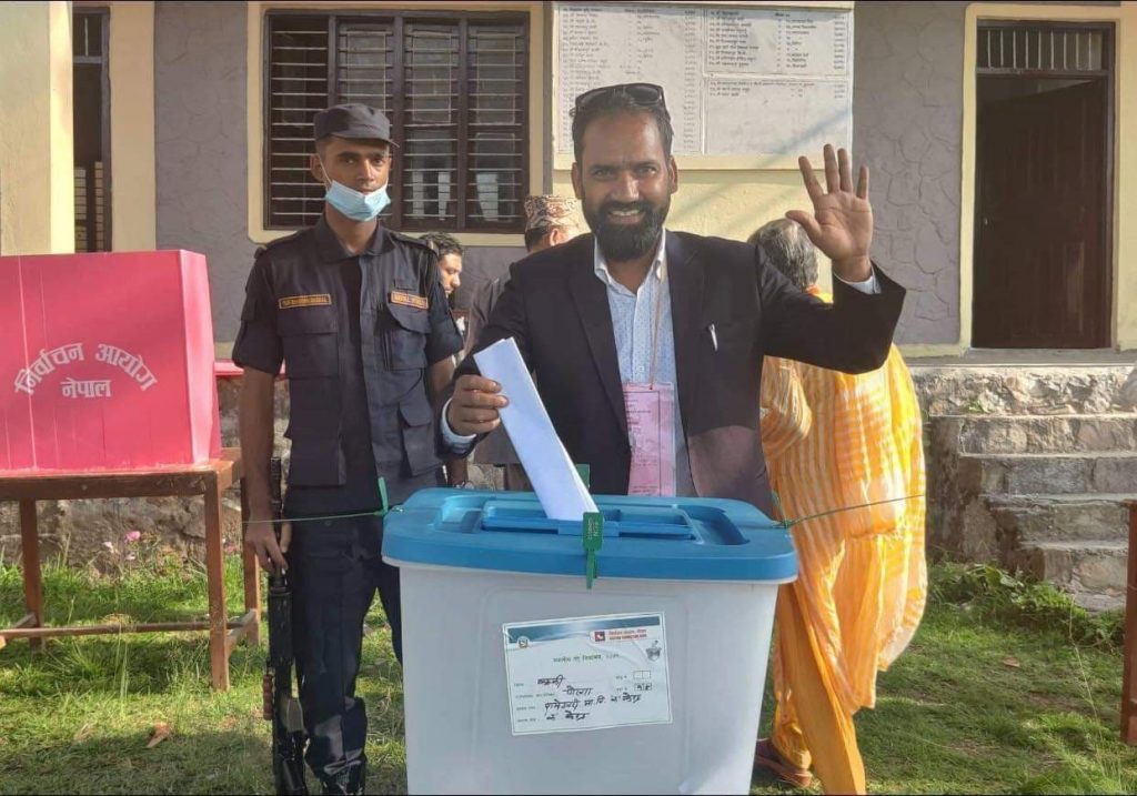 स्वतन्त्र उम्मेदवार गनेश पौडेलले गरे मतदान
