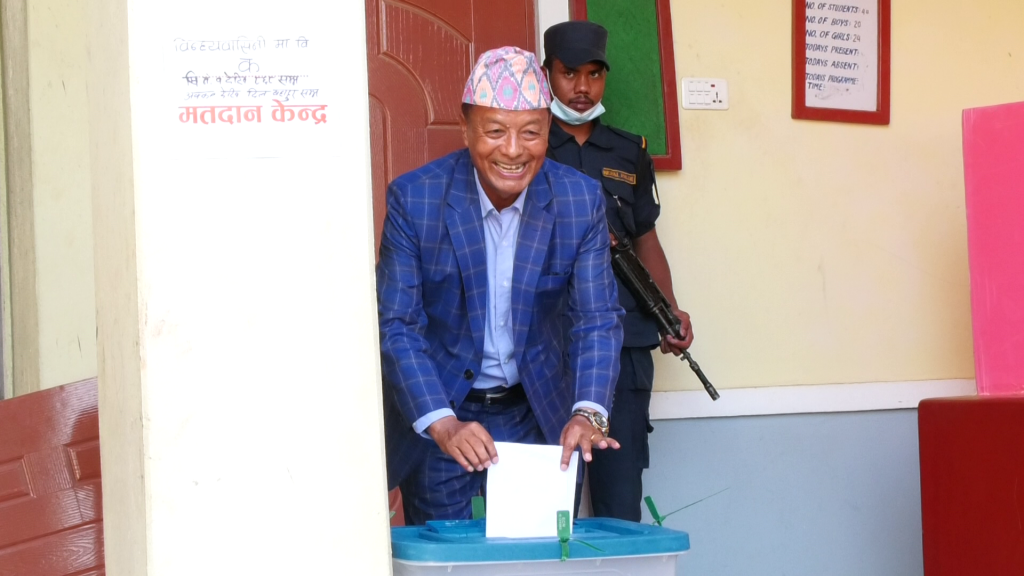 एमाले उम्मेदवार थापाले गरे मतदान