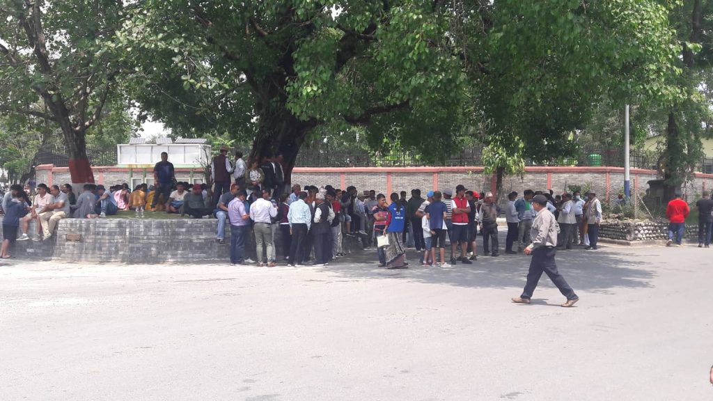 पोखरामा मत गणना स्थल बाहिर समर्थकको भीड, दुई बजे गणना सुरु हुने