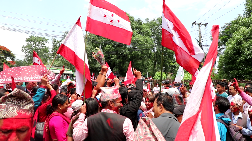 पोखराको स्थगित मतगणना अझै सुरु भएन, मतगणना स्थल वाहिर नारावाजी