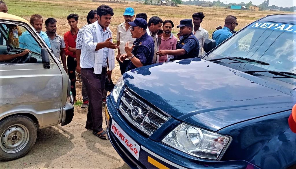 मतदातालाई बाँड्दै गरेको १२ कार्टुन रक्सी बरामद