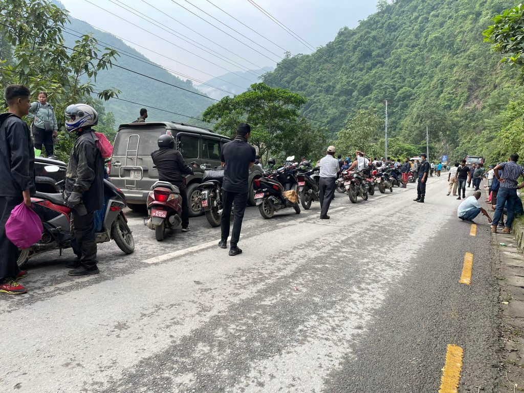 पहिरोले याम्पा–आँबुखैरेनी सडक अवरुद्ध