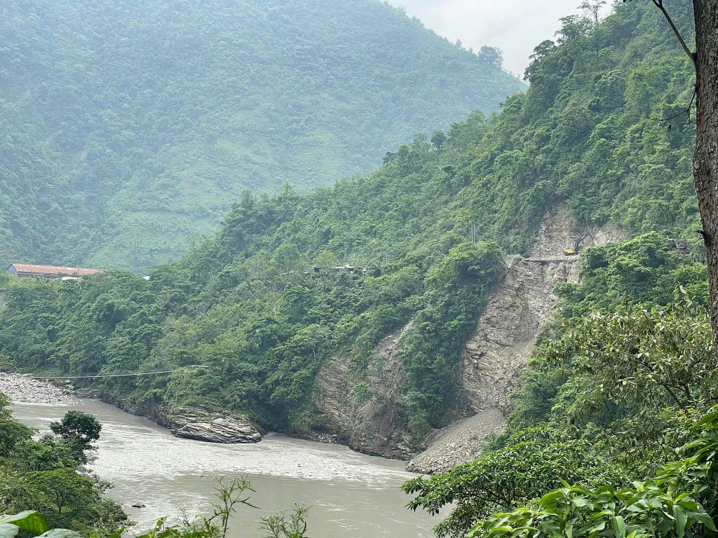 आँबुखैरेनीमा भासिएको सडकबाट राति पनि चल्न थाले सवारी