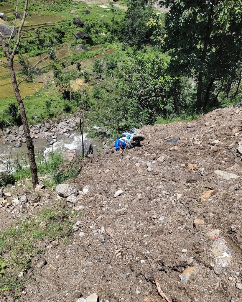 स्कुटरसहित भीरबाट खसेकी शिक्षिकाको मृत्यु