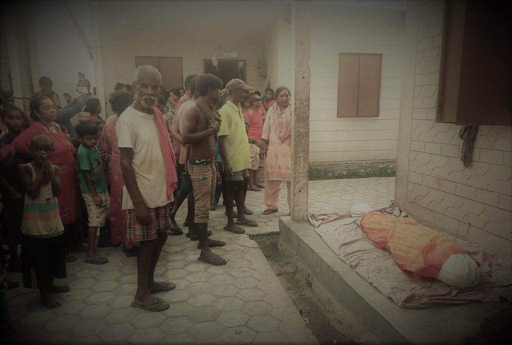 श्रीमानले मलद्वारमा लौरो घुसाइदिदाँ मृत्यु भएकी गीताको शव उठ्यो, छोरीले दिइन् बाबुविरुद्ध उजुरी