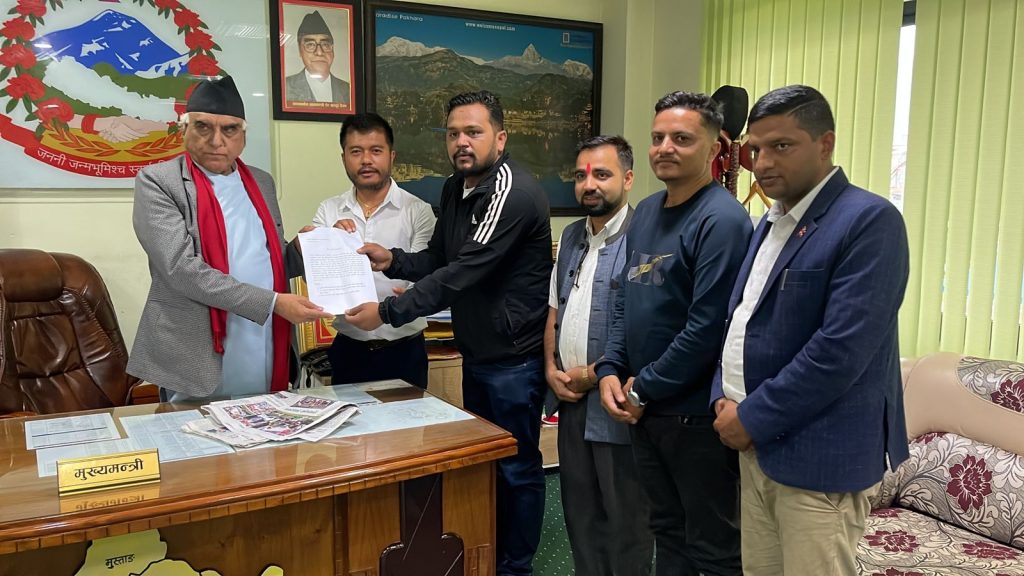 बढाइएको सवारी कर फिर्ता गर्न युवा संघ र अनेरास्ववियुको माग