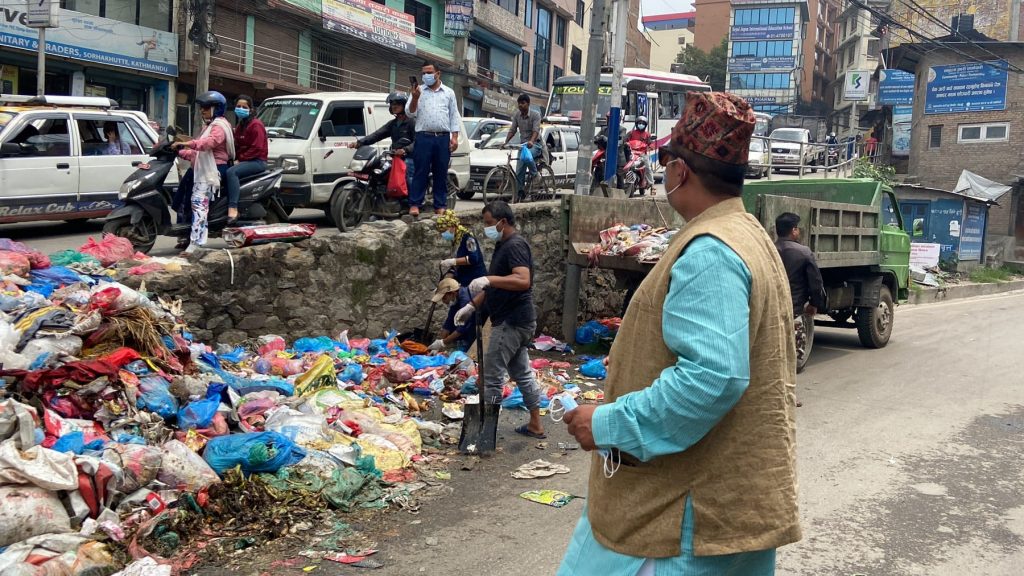 काठमाडौं– १६ का वडाध्यक्ष आफै उत्रिए फोहोर उठाउन सडकमा