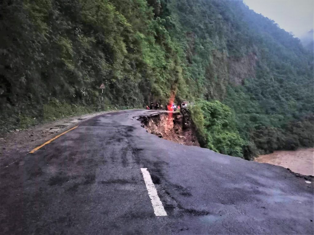 सडक भासिएपछि बिरामीलाई हेलिकप्टरबाट काठमाडौँ लगियो