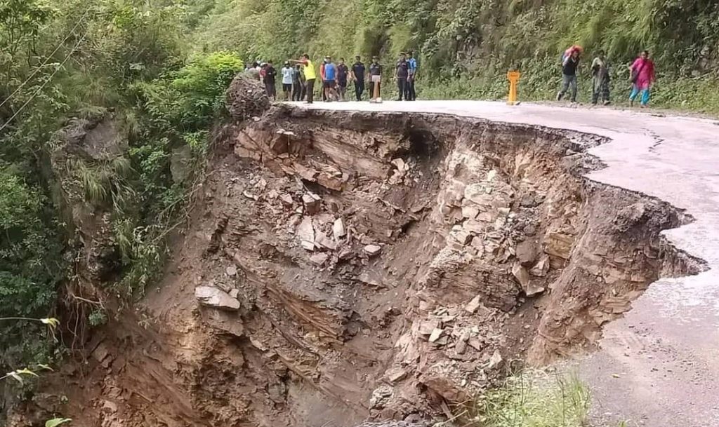 आँबुखैरेनीमा भासिएको सडक तलपट्टि २ वटा शव र कार भेटियो