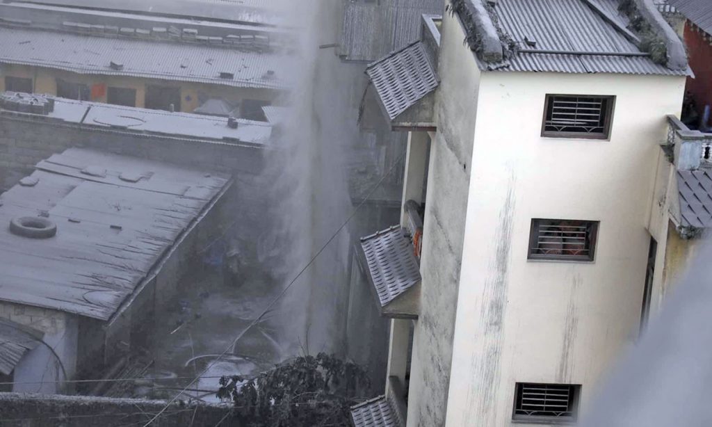 काठमाडौंको जोरपाटीमा बोरिङ खन्ने क्रममा निस्कियो ग्यास र लेदो माटो