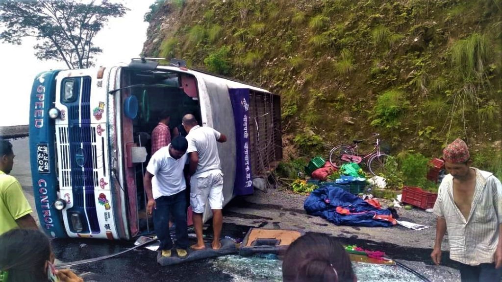 गोर्खा चौतारामा बस दुर्घटना, ५ जना धाइते