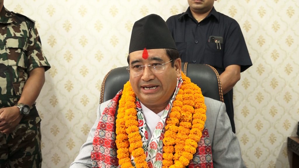 मन्त्रीलाई लाइनमा बस्नुस भन्दा पक्राउ परे सुरक्षागार्ड