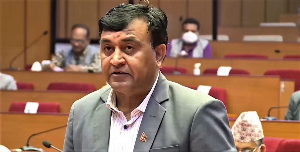 भट्टराईको प्रश्न – गृहमन्त्रीज्यू, जनप्रतिनिधिलाई घोक्य्राएर पोखरीमा चोबल्नु कुन लोकतन्त्र हो र ?